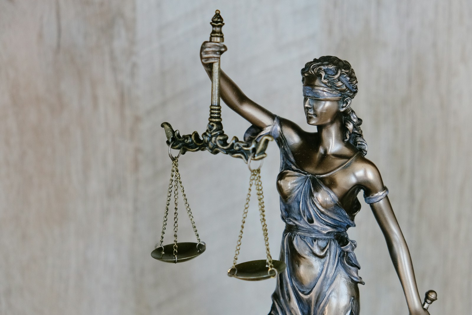 Figura de la Justicia, símbolo del respaldo legal
